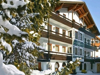 01. Catered chalet Alber Sankt Anton Voorzijde